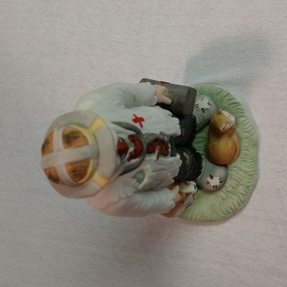 Flambro Hobo Clown Veterinarian Porcelain Figurine Emmett Kelly Jr Dog Cat - Picture 12 of 17